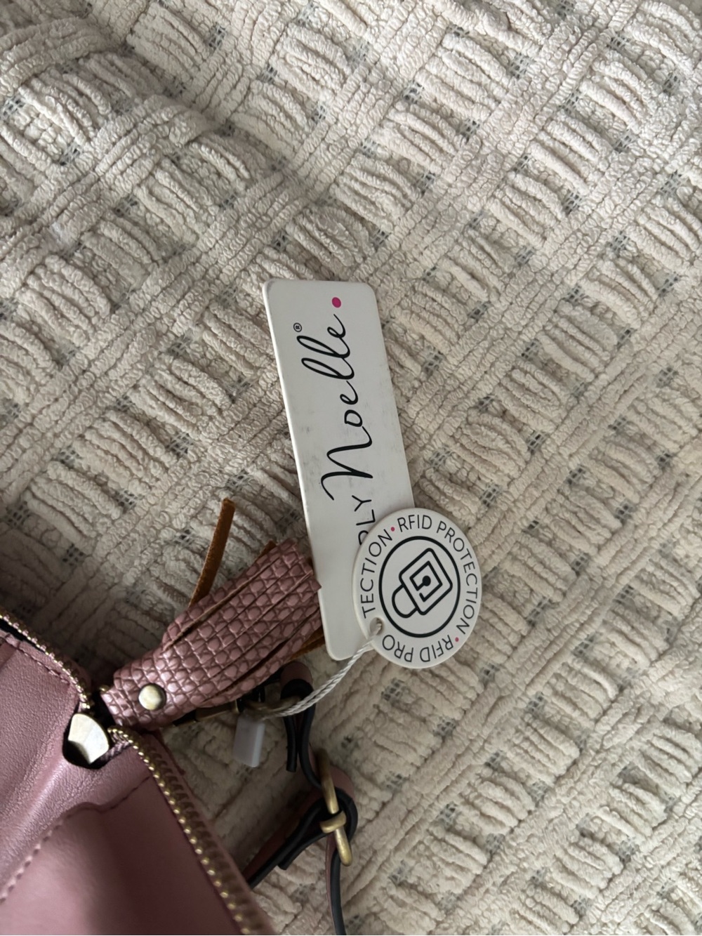 Simple Noelle Pink Textured Crossbody Bag with Gold Hardware - Picture 7 of 8